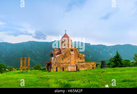 Die mittelalterlichen Gebäude von Odzun Basilika unter der malerischen Natur des armenischen Hochlandes, Alaverdi. Stockfoto