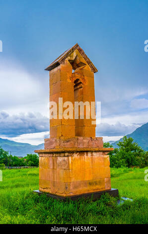 Das Denkmal der Sowjet-Ära mit dem geschnitzten Star und Linderung von Hammer und Sichel, direkt neben der Basilika von Odzun Dorf Stockfoto