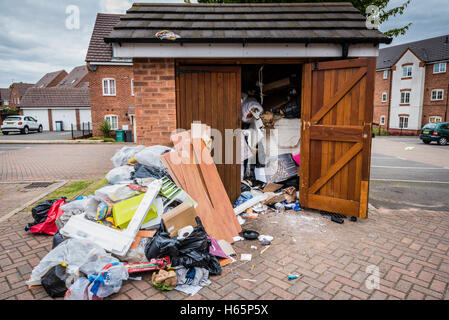 Out-Gebäude, mit Müll und Hausmüll deponiert außen Privatwohnungen Stockfoto