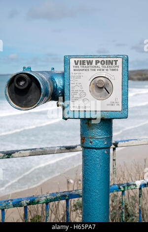 Eine traditionelle Sicht Zahlen Teleskop mit Blick auf den Strand & Meer in Newquay, Cornwall, UK Stockfoto