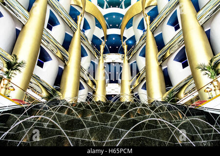 Atrium mit Springbrunnen im Burj Al Arab Hotel in Dubai Stockfoto