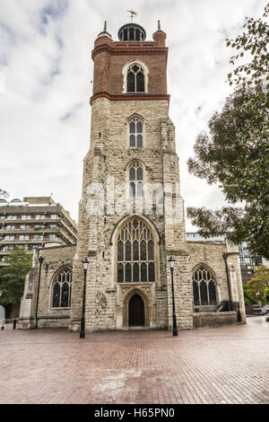 St Giles-ohne-Predigten in der City of London befindet sich im Vorderstraße in komplexen modernen Barbican Stockfoto