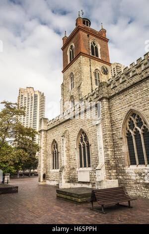 St Giles-ohne-Predigten in der City of London befindet sich im Vorderstraße in komplexen modernen Barbican Stockfoto
