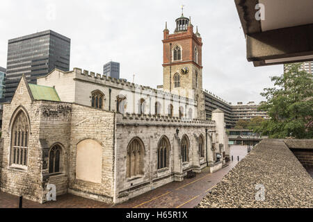 St Giles-Without-Cripplegate in der City of London, in der Fore Street im modernen Barbican Complex, London, Großbritannien Stockfoto