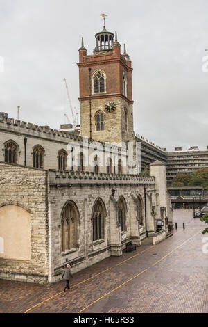 St Giles-Without-Cripplegate in der City of London, in der Fore Street im modernen Barbican Complex, London, Großbritannien Stockfoto