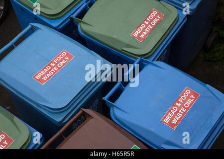 Brot und Lebensmittel verschwenden Lagerplätze vor einem Restaurant, zur Abholung bereit Stockfoto