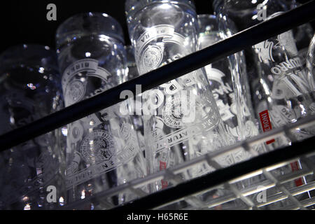 Leere Peroni Lager Gläser auf einem Gestell in einem Pub, England Stockfoto