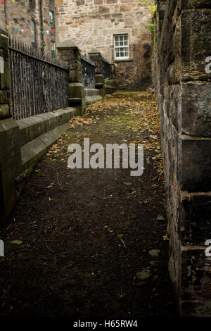 Düstere, dunkle Gasse in Edinburgh UK. Stockfoto