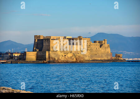 Neapel, Italien. OVO Burg-Blick vom Meer Francesco Caraccilolo. Stockfoto