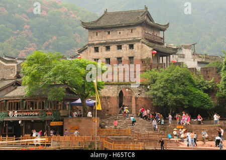 13. September 2015.  Fenghuang Dorf, China.   Einem alten Wehrturm in das Dorf von Fenghuang China befindet sich in Hunan Stockfoto