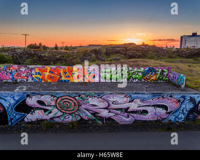 Graffiti auf einem abgerissenen Gebäude, Hafnarfjordur, einem Vorort von Reykjavík, Island. Dieses Bild wird mit einer Drohne geschossen. Stockfoto