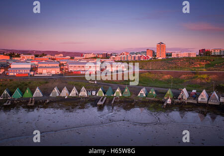 Bootshäuser in Kopavogur, einem Vorort von Reykjavík, Island. Dieses Bild wird mit einer Drohne geschossen. Stockfoto