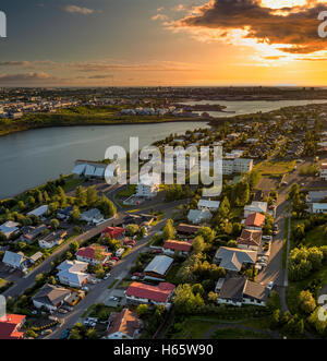 Häuser in Grafarvogur, Vorort von Reykjavík, Island. Dieses Bild wird mit einer Drohne geschossen. Stockfoto