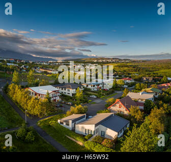 Häuser in Grafarvogur, Vorort von Reykjavík, Island. Dieses Bild wird mit einer Drohne geschossen. Stockfoto