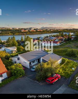 Häuser in Grafarvogur, Vorort von Reykjavík, Island. Dieses Bild wird mit einer Drohne geschossen. Stockfoto