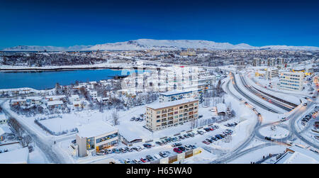 Luftbild im Winter, Kopavogur, Island. Kopavogur ist ein Vorort von Reykjavík, Island. Dieses Bild wird mit einer Drohne geschossen. Stockfoto