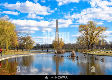 Washington DC, USA. Blick auf Washington Monument aus Verfassung Gärten in der Nähe von The White House. Stockfoto