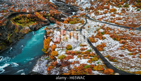 Hraunfossar Wasserfälle im Herbst, Borgafjordur, Island. Dieses Bild wird mit einer Drohne geschossen. Stockfoto