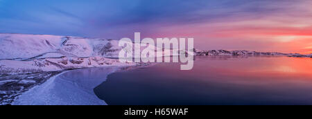 Sonnenuntergang im Winter über See Kleifarvatn, nur eine kurze Autofahrt von Reykjavik, Island. Dieses Bild wird mit einer Drohne geschossen. Stockfoto