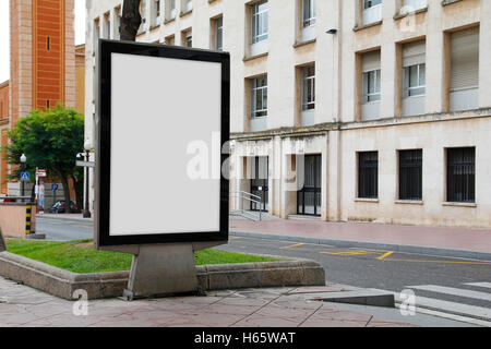 Mock-up in der Straße vor einem Gebäude leer Plakatwand Stockfoto