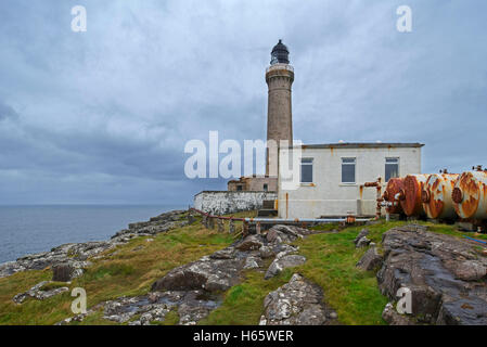 Ardnamurchan Leuchtturm und Lagertanks für Druckluft für Nebelhorn an Ardnamurchan Punkt, Schottisches Hochland, Schottland Stockfoto