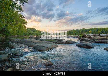 James Pony Weide Stromschnellen in Richmond, Virginia bei Sonnenuntergang Stockfoto