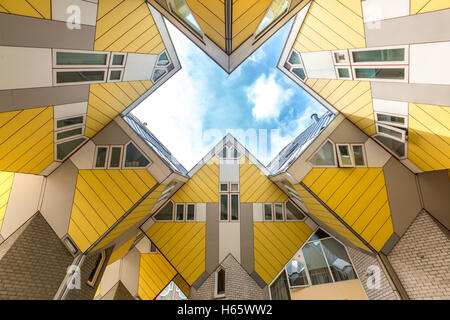 ROTTERDAM; Niederlande - 7 APR: Cube Häuser entworfen von Piet Blom am 7. April; 2015 in Rotterdam; Niederlande. Sie stellt eine Stockfoto