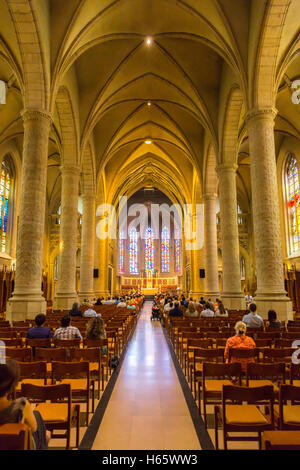 Luxemburg, Luxemburg-Stadt - 12. Juli 2015: Menschen während der Messe in St. Michael-Kirche, Luxemburg-Stadt am 12. Juli 2015. Stockfoto