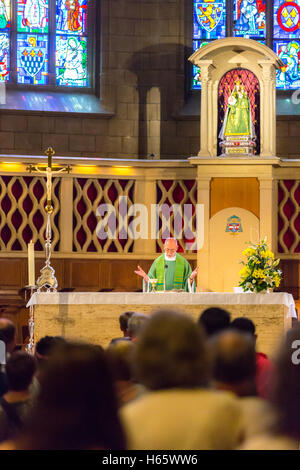 Luxemburg, Luxemburg-Stadt - 12. Juli 2015: Menschen während der Messe in St. Michael-Kirche, Luxemburg-Stadt am 12. Juli 2015. Stockfoto