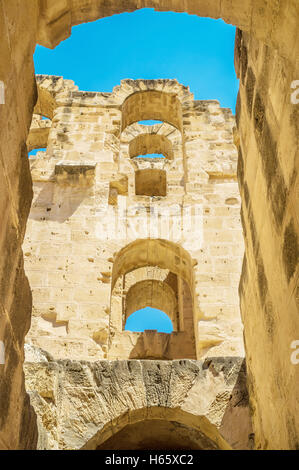 Die Zeilen des Steins Bögen Aufstieg von der Außenwand des antiken Amphitheaters, El Jem, Tunesien. Stockfoto