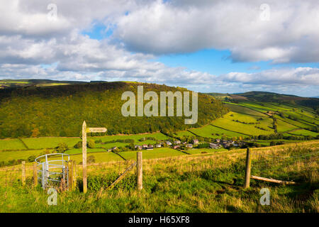 Das Dorf der Kapelle Rasen und Brineddin Hill gesehen von Caer Caradoc in Redlake Tal, Shropshire, England, Großbritannien. Stockfoto