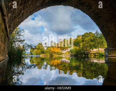 Herbst Reflexion in den Fluß Teme Ludlow durch einen Bogen Dinham Brücke, Shropshire, England, UK. Stockfoto