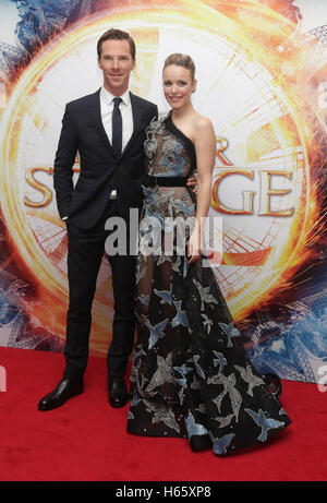 Benedict Cumberbatch und Rachel McAdams Teilnahme an einem Ventilator-Screening für Marvels Doctor Strange im Odeon Leicester Square im Zentrum von London. Stockfoto