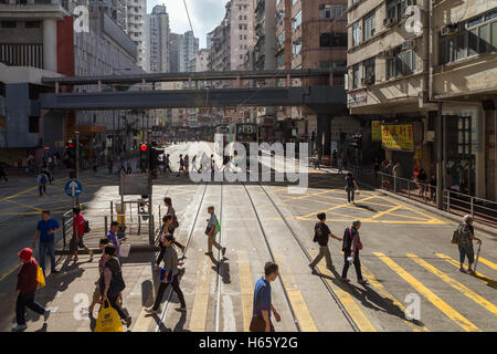 Ansicht von Gebäuden und Menschen an Fußgängerüberwegen Shau Kei Wan unterwegs auf die Quarry Bay auf Hong Kong Island in Hongkong. Stockfoto