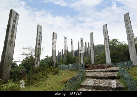 Hölzerne Stelen mit Texten in Chinesisch auf den Pfad der Weisheit auf Lantau Island in Hongkong, China. Stockfoto