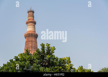 Blick auf die höchste gemauerte Minarett in der Welt, Qutub Minar in Neu-Delhi, Indien. In Mehrauli liegt es 72 Metern Höhe Stockfoto