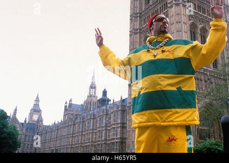 Ali G in da House (2002) auch bekannt als: Ali G Indahouse, Regie: Mark Mylod, Schauspieler/Stars: Sacha Baron Cohen, Emilio Rivera, Gina La Piana Stockfoto