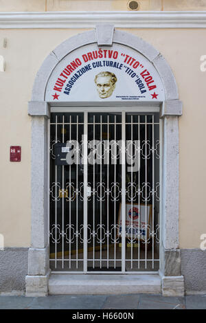 Sitz des Kulturvereins "Tito", benannt nach Josip Broz Tito - Izola, Slowenien Stockfoto