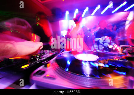 DJ hinter den Plattentellern in einem Nachtclub. Stockfoto