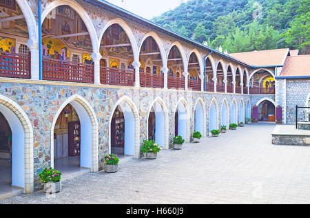 Die Wände der großen Klosterhof sind mit Stein bedeckt und verziert mit Mosaik Ikonen, Kykkos Kloster, Troodos, Zypern. Stockfoto