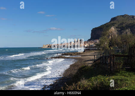 leeren Strand von Cefalù führt von der Altstadt entfernt in einem sonnigen Frühlingstag, Sizilien Stockfoto