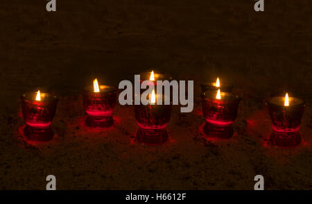 Brennende Kerzen in einem dunklen Raum Stockfoto