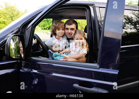 die Familie geht auf eine Reise durch minivan Stockfoto