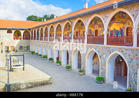 Kykkos Kloster Terrasse eingerichtet mit wunderschönen Ikonen, Darstellung des Lebens der Heiligen, Troodos, Zypern. Stockfoto