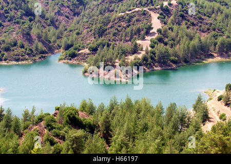 Bergsee auf Troodos, Zypern. Erhöhte Ansicht. Stockfoto