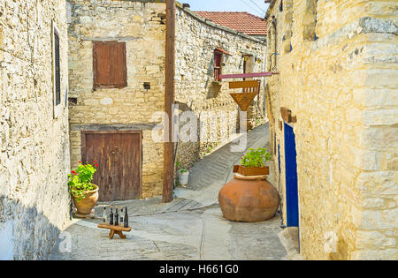 Das Café in einem mittelalterlichen Haus bietet die beste lokale Küche und Weine, Omodos, Zypern. Stockfoto
