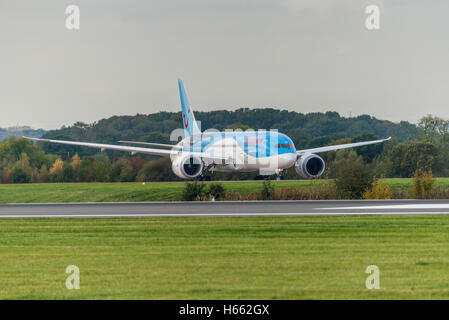 Boeing 787-8 G-TUID dream Liner Thomson Airways Manchester Flughafen England Uk, abfliegen. ausziehen. Stockfoto