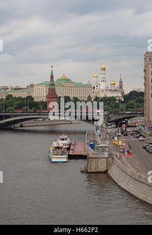 Blick auf den Moskauer Kreml von Patriarshiy Brücke, vertikale Zusammensetzung Stockfoto