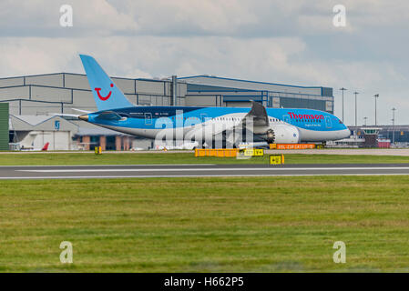 Boeing 787-8 G-TUID dream Liner Thomson Airways Manchester Flughafen England Uk, abfliegen. drehen. ausziehen. Stockfoto