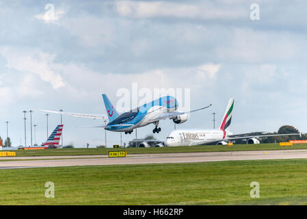 Boeing 787-8 G-TUID dream Liner Thomson Airways Manchester Flughafen England Uk, abfliegen. drehen. ausziehen. Emirates A380. Stockfoto